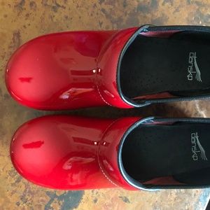 BRAND NEW Red Danskos s. 40 (equiv. to W 9-10)